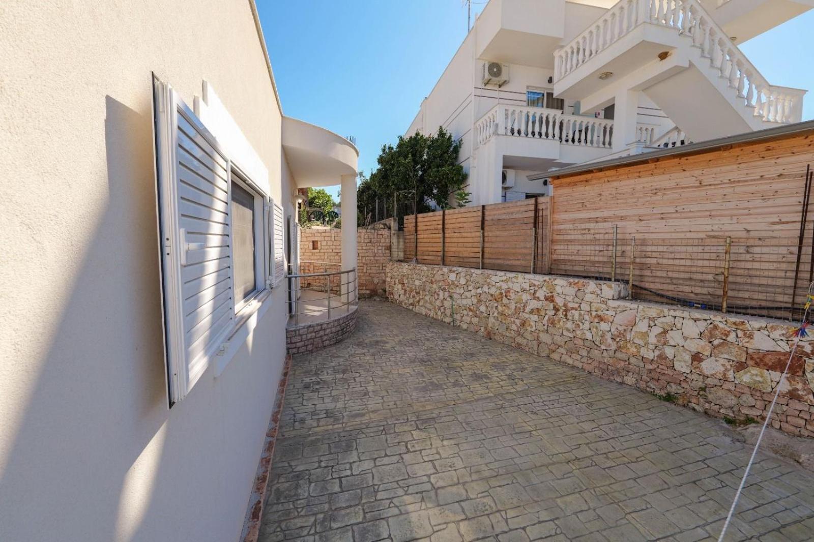 Osmani Villa Ksamil